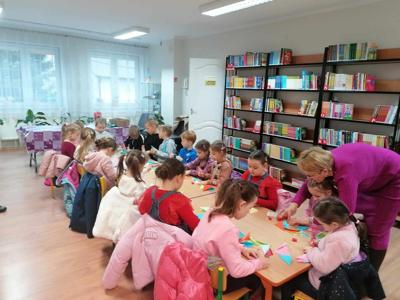 Udział oddziałów przedszkolnych w warsztatach bożonarodzeniowych zorganizowanych przez Gminna Bibliotekę Publiczną w Goworowie. 