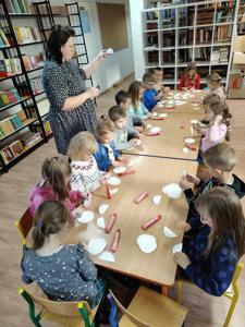 Udział oddziałów przedszkolnych w warsztatach bożonarodzeniowych zorganizowanych przez Gminna Bibliotekę Publiczną w Goworowie. 