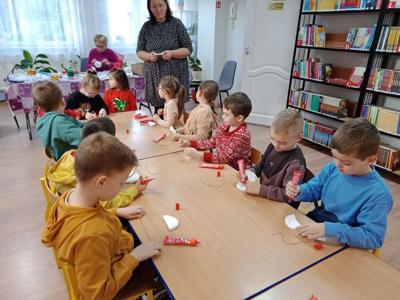 Udział oddziałów przedszkolnych w warsztatach bożonarodzeniowych zorganizowanych przez Gminna Bibliotekę Publiczną w Goworowie. 