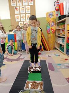 Ogólnopolski Program Kraina Zmysłów ,,Sensorycznie się rozwijam, bo skaczę, biegam, badam i dotykam”.