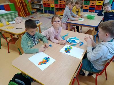 Ogólnopolski Program Kraina Zmysłów ,,Sensorycznie się rozwijam, bo skaczę, biegam, badam i dotykam”.
