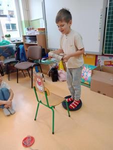 Ogólnopolski Program Kraina Zmysłów ,,Sensorycznie się rozwijam, bo skaczę, biegam, badam i dotykam”.
