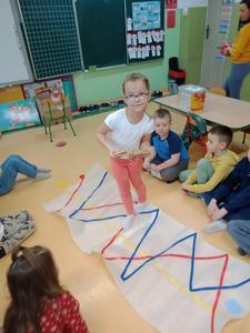 Ogólnopolski Program Kraina Zmysłów ,,Sensorycznie się rozwijam, bo skaczę, biegam, badam i dotykam”.