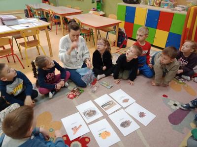 Ogólnopolski Program Kraina Zmysłów ,,Sensorycznie się rozwijam, bo skaczę, biegam, badam i dotykam”.