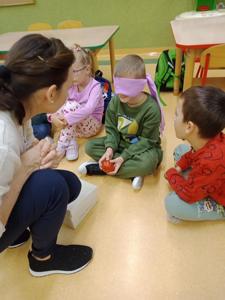 Ogólnopolski Program Kraina Zmysłów ,,Sensorycznie się rozwijam, bo skaczę, biegam, badam i dotykam”.