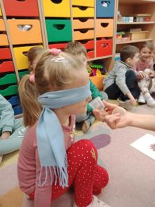 Ogólnopolski Program Kraina Zmysłów ,,Sensorycznie się rozwijam, bo skaczę, biegam, badam i dotykam”.