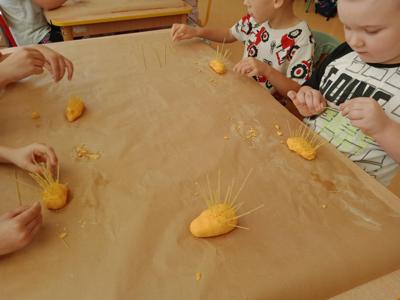 Ogólnopolski Program Kraina Zmysłów ,,Sensorycznie się rozwijam, bo skaczę, biegam, badam i dotykam”.