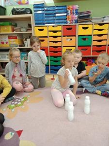Ogólnopolski Program Kraina Zmysłów ,,Sensorycznie się rozwijam, bo skaczę, biegam, badam i dotykam”.