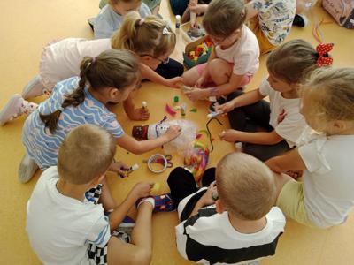 Ogólnopolski Program Kraina Zmysłów ,,Sensorycznie się rozwijam, bo skaczę, biegam, badam i dotykam”.