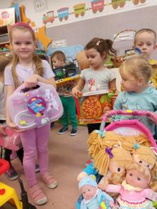 Dzieci bardzo się ucieszyły z nowych zabawek