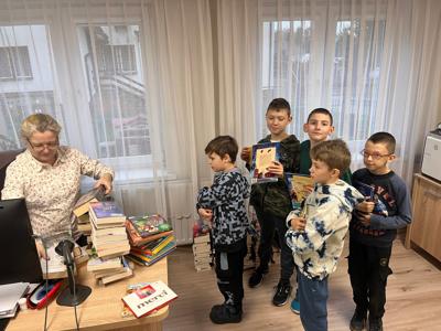 Uczniowie filii w Szczawinie z wizytą w szkolnej bibliotece