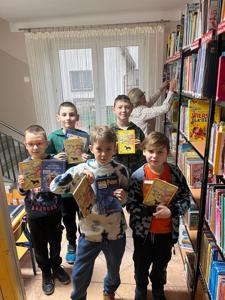 Uczniowie filii w Szczawinie z wizytą w szkolnej bibliotece