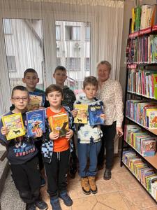 Uczniowie filii w Szczawinie z wizytą w szkolnej bibliotece