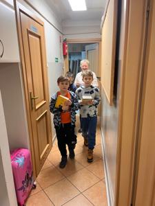 Uczniowie filii w Szczawinie z wizytą w szkolnej bibliotece