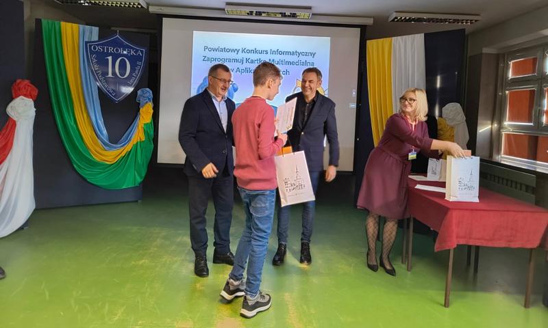 Jan Dąbrowski odbiera dyplom i nagrodę za zajęcie I miejsca