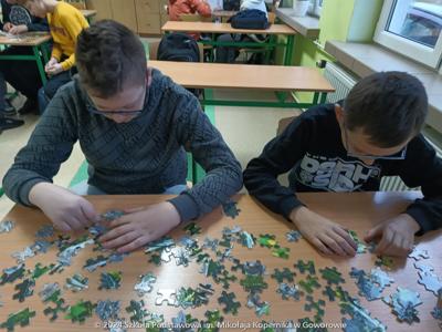 Międzynarodowy Dzień Puzzli w bibliotece szkolnej
