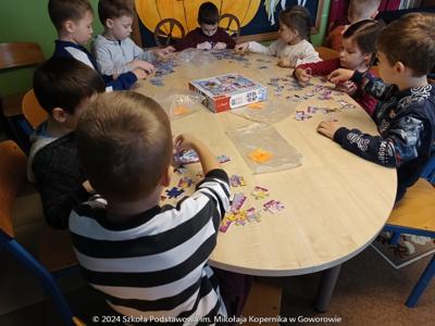 Międzynarodowy Dzień Puzzli w bibliotece szkolnej
