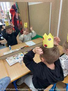 Na  królewskim tronie, w królewskiej koronie