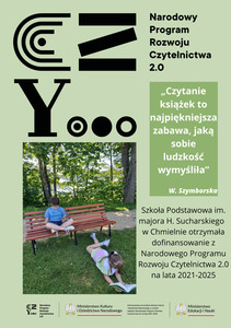 Chłopiec siedzi na ławce w parku i czyta książkę. Dziewczynka leży na trawie, przed ławką i czyta książkę. 