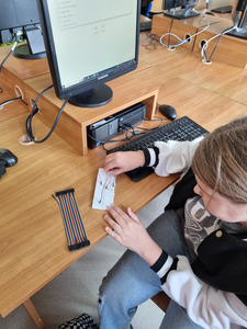Dziewczynka programuje na urzadzeniu przenośnym