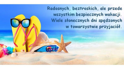 Na zdjeciu napis: Radosnych, beztroskich a przede wszystkim bezpiecznych wakacji. Wiele slonecznych dni spedzonych w gronie przyjaciół. Na zdjeciu plaza. Na piasku para klaek, sloneczne okulary i rozgwiazda, 