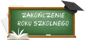 Zielona tablica. Na tablicy napis Zakonczenie roku szkolnego. W prawym rogu czarny biret. W prawym dolym rogu otwarta ksiazka.