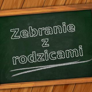 Napis zebranie z rodzicami na zielonej tablicy.