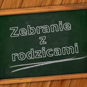 Napis zebranie z rodzicami na zielonej tablicy. 