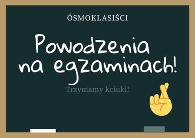 Tablica szkolna. Na tablicy napis Powodzenia na egzaminach. W lewym rogu rysunek reki zaciśnetej w kciuk. 
