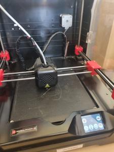 Drukarka 3D podczas drukowania
