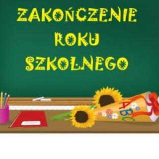 Na zielonej tablicy napis zakończenie roku szkolnego. Na biurku leżą słoneczniki, zeszyt ołówek.