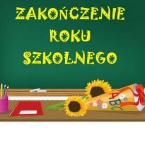 Na zielonej tablicy napis zakończenie roku szkolnego. Na biurku leżą słoneczniki, zeszyt ołówek.