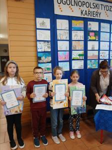 Nagrodzeni uczniowie klasy II