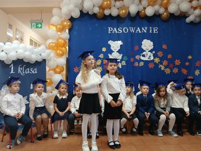 Pierwszaki prezentują swoje umiejętności.