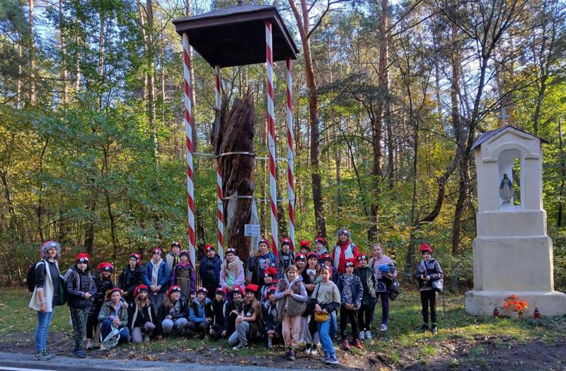Nasza drużyna pod drzewem Kościuszki.
