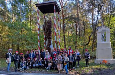 Nasza drużyna pod drzewem Kościuszki.