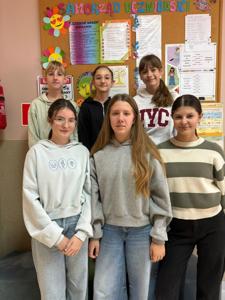 Sekcja plastyczna  zdominowana przez uczennice klasy 6.