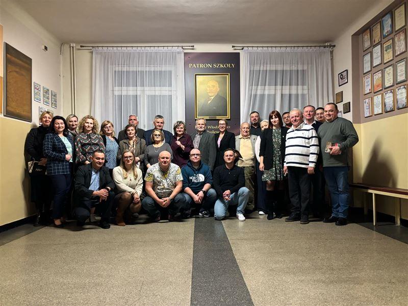 Zdjęcie grupowe nauczycieli ZS CKP ze spotkania przygotowującego do obchodów 100-lecia szkoły