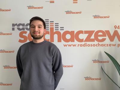 Bartłomiej Haba uczeń V klasy ZSCKP stojący przy ściance medialnej w Radiu Sochaczew