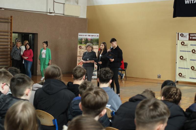 Prowadzący oraz dyrekcja i nauczyciele na Dniu Otwartym w ZS CKP