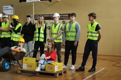 Uczniowie z profili - technik budownictwa i technik logistyk na Dniu Otwartym w ZS CKP