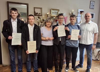 Uczniowie klasy 2ET wraz z dyrekcją i nauczycielem przedmiotów zawodowych - Panem Przemysławem Lutyńskim