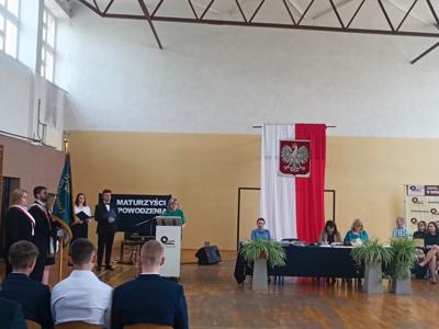 Dyrekcja ZSCKP przemawiająca podczas zakończenia roku szkolnego maturzystów