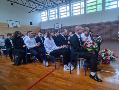 Uczniowie ZSCKP na publiczności podczas zakończenia roku szkolnego maturzystów