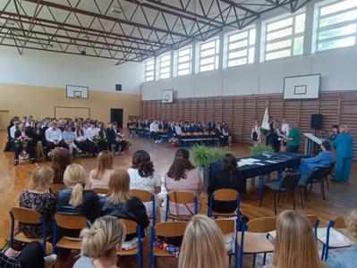 Nauczyciele i uczniowie ZSCKP na zakończenia roku szkolnego maturzystów