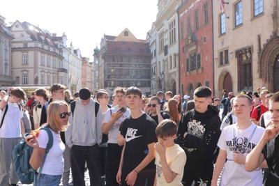 Uczniowie ZSCKP wraz z przewodniczką w Pradze