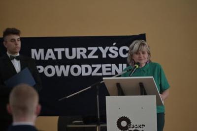 Dyrekcja szkoły wraz z uczniem ZSCKP