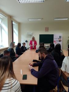 Pani Katarzyna Fiołek na spotkaniu wraz z uczniami ZSCKP