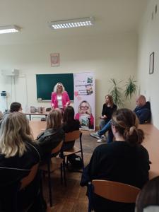 Pani Katarzyna Fiołek na spotkaniu wraz z uczniami ZSCKP