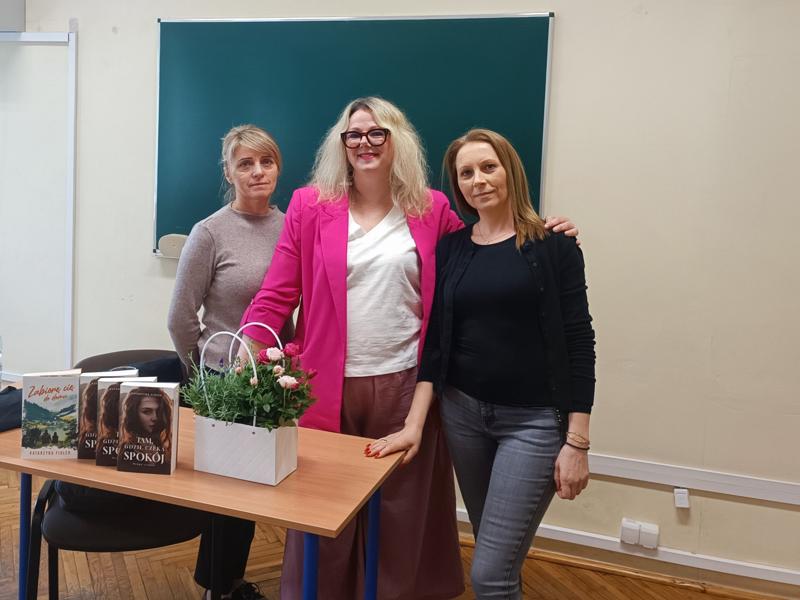 Pani Katarzyna Fiołek wraz z nauczycielami biblioteki ZSCKP